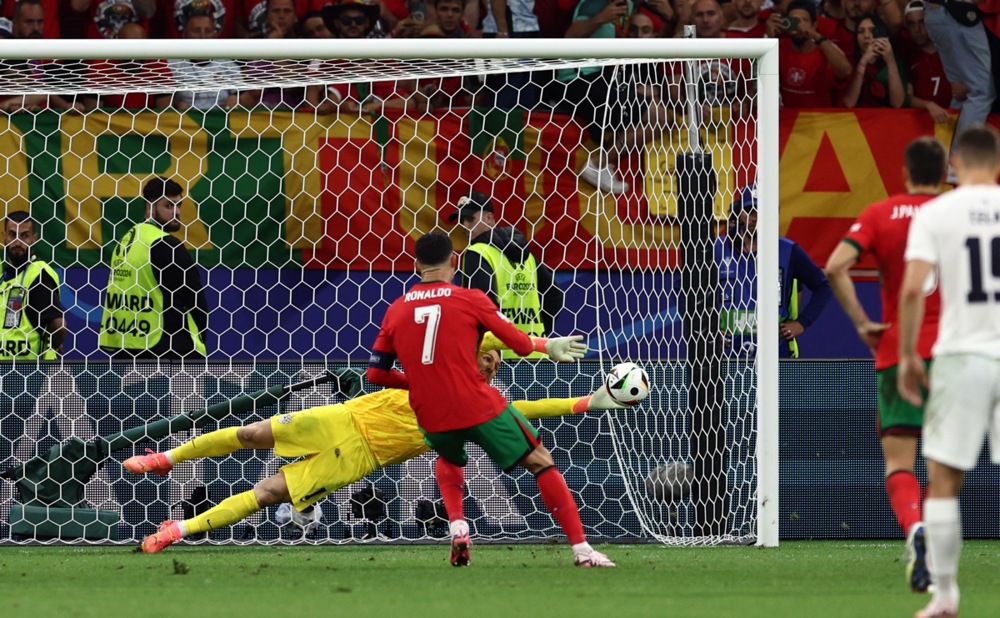 Kosta obrisao Ronaldu suze, Portugalija izbacila Sloveniju posle penala 2