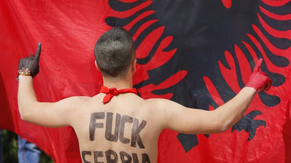 Prekinut meč kvalifikacija za Ligu šampiona u Albaniji zbog skandiranja "Ubij, Srbina" (VIDEO) 10