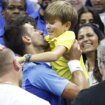 Đokovićev sin polako preuzima deo slave svog oca: Stefan pokazao publici u Vimbldonu kako Novak igra smeč dijagonale (VIDEO) 11
