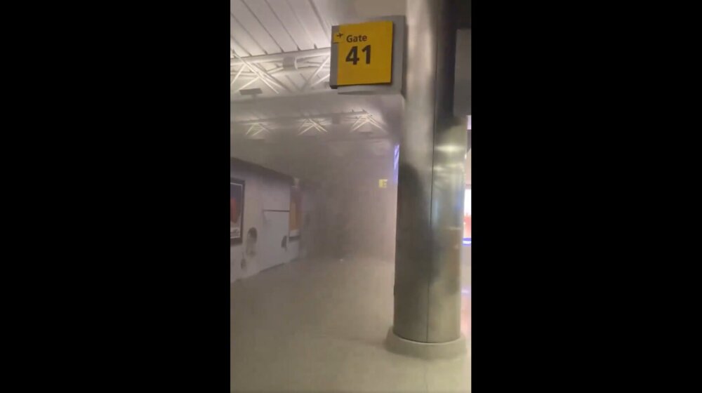 Požar na aerodromu u Njujorku: Deset ljudi povređeno, oko 1.000 evakuisano (VIDEO) 11