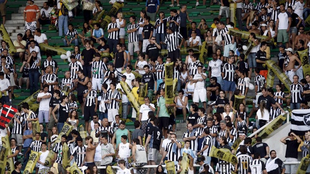 Podmuklost navijača Botafoga: Palmeiras dočekan u Riju obešenom lutkom sa likom predsednice kluba iz Sao Paula (VIDEO) 10