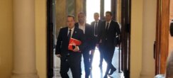 UŽIVO Vučević u Skupštini predstavio srpsku Deklaraciju, Ćuta poručio ministrima da su dali d..e pod kiriju (FOTO/VIDEO) 6