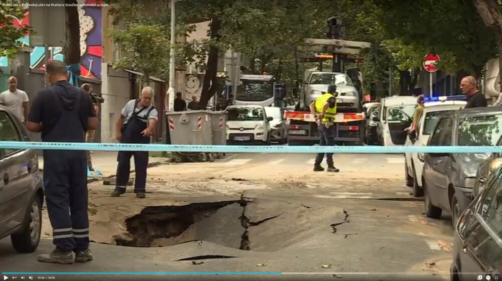Zbog pucanja cevi propao asfalt u Kičevskoj ulici u Beogradu, automobil upao u rupu (VIDEO) 15
