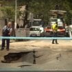 Zbog pucanja cevi propao asfalt u Kičevskoj ulici u Beogradu, automobil upao u rupu (VIDEO) 16