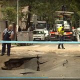 Zbog pucanja cevi propao asfalt u Kičevskoj ulici u Beogradu, automobil upao u rupu (VIDEO) 7