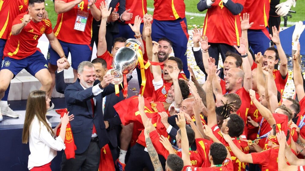 Kralj se klanja svom fudbalskom plemstvu: Felipe Šesti uručio trofej evropskom prvaku Španiji 1