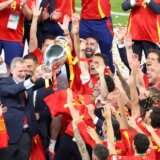 Kralj se klanja svom fudbalskom plemstvu: Felipe Šesti uručio trofej evropskom prvaku Španiji 3