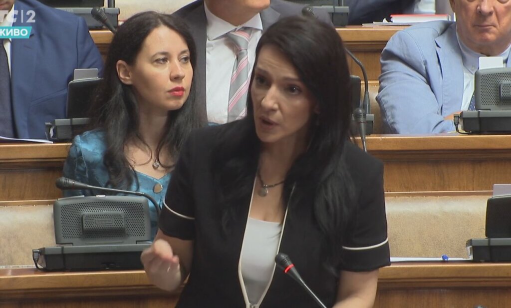 UŽIVO Rasprava u Skupštini: Marinika Tepić oštro odgovorila Dubravki Đedović, Ćuta poručio ministrima da su dali d..e pod kiriju (FOTO/VIDEO) 3