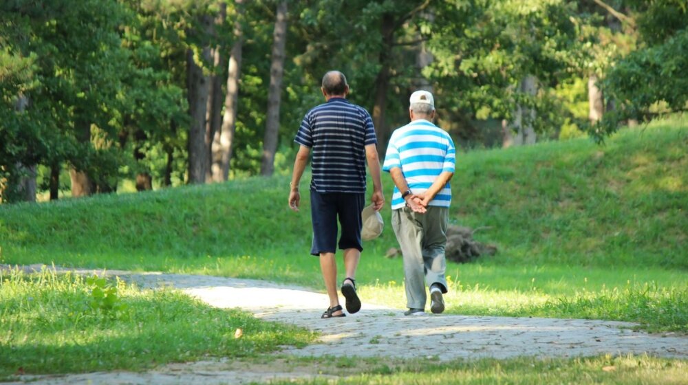 Zašto stariji ljudi imaju problema sa hodanjem: Ovaj vitamin je ključan 14