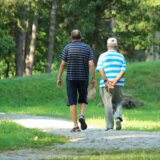Zašto stariji ljudi imaju problema sa hodanjem: Ovaj vitamin je ključan 13