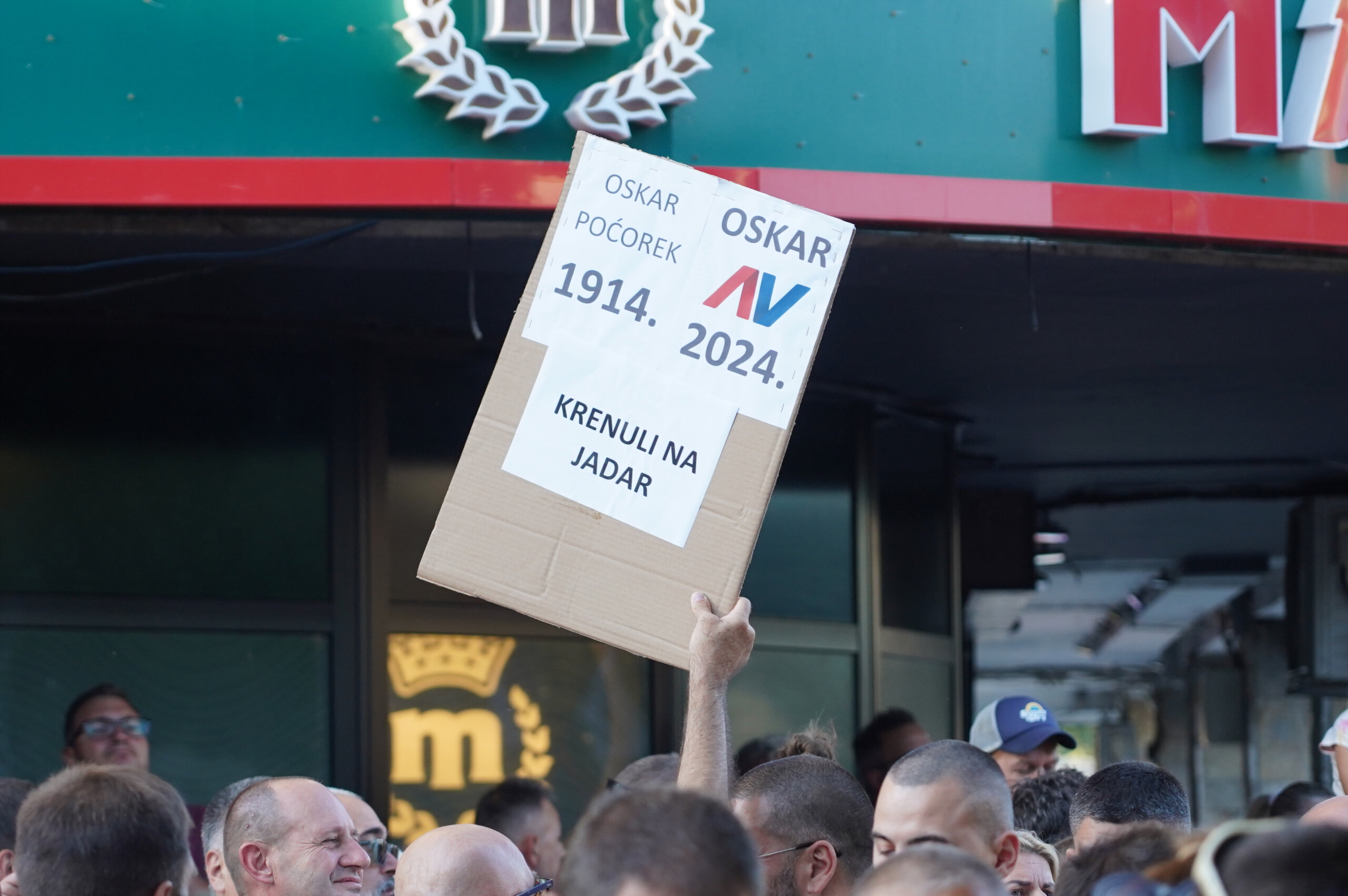 "Crni Švabo, što si opet doš'o kad znaš kako ti je deda proš'o": Kako je izgledao najmasovniji protest protiv "Rio Tinta" u Šapcu? (FOTO) 26