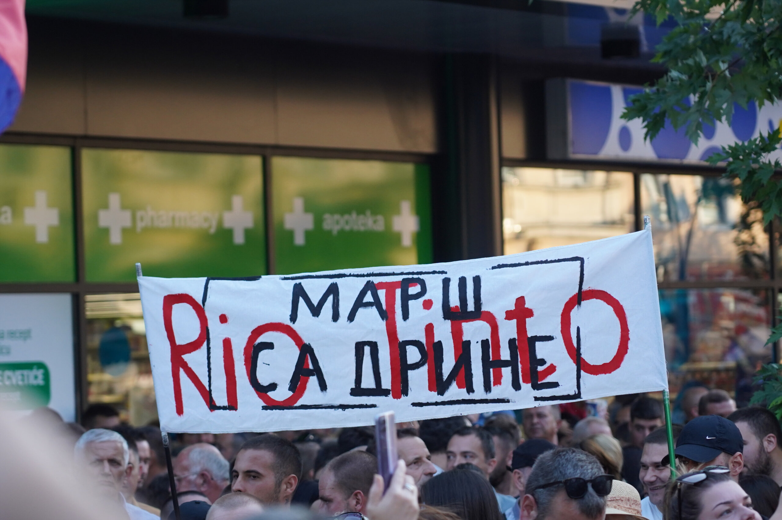 "Crni Švabo, što si opet doš'o kad znaš kako ti je deda proš'o": Kako je izgledao najmasovniji protest protiv "Rio Tinta" u Šapcu? (FOTO) 22