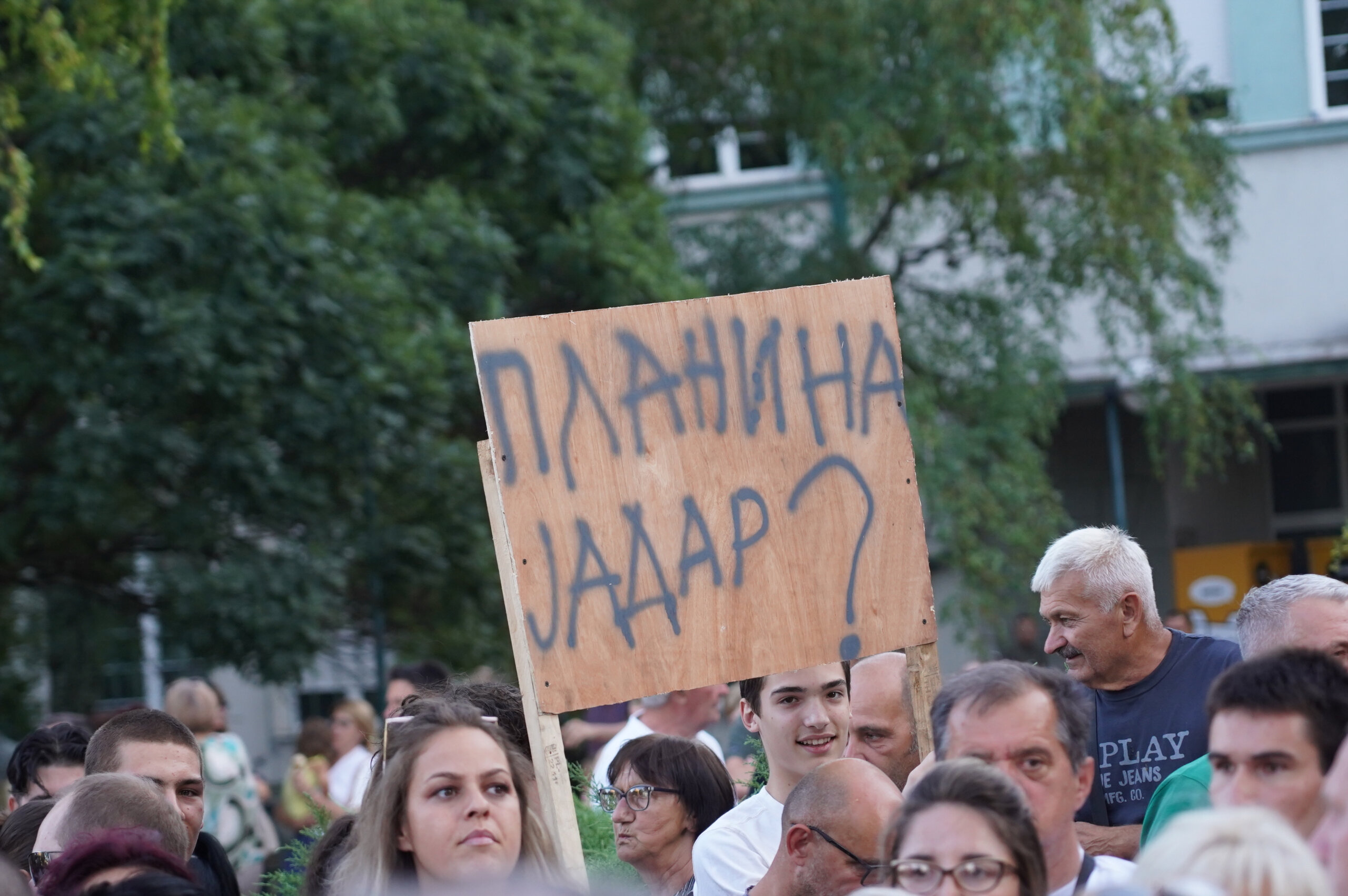 "Crni Švabo, što si opet doš'o kad znaš kako ti je deda proš'o": Kako je izgledao najmasovniji protest protiv "Rio Tinta" u Šapcu? (FOTO) 16