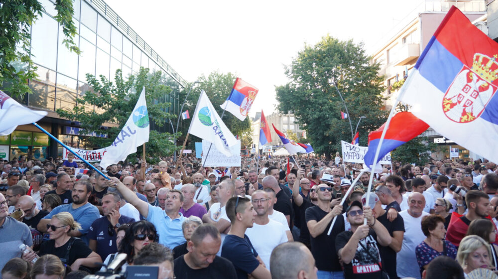 U Šapcu dosad najveći politički skup u Srbiji ove godine: Koliko ljudi je posetilo jučerašnje proteste? 11