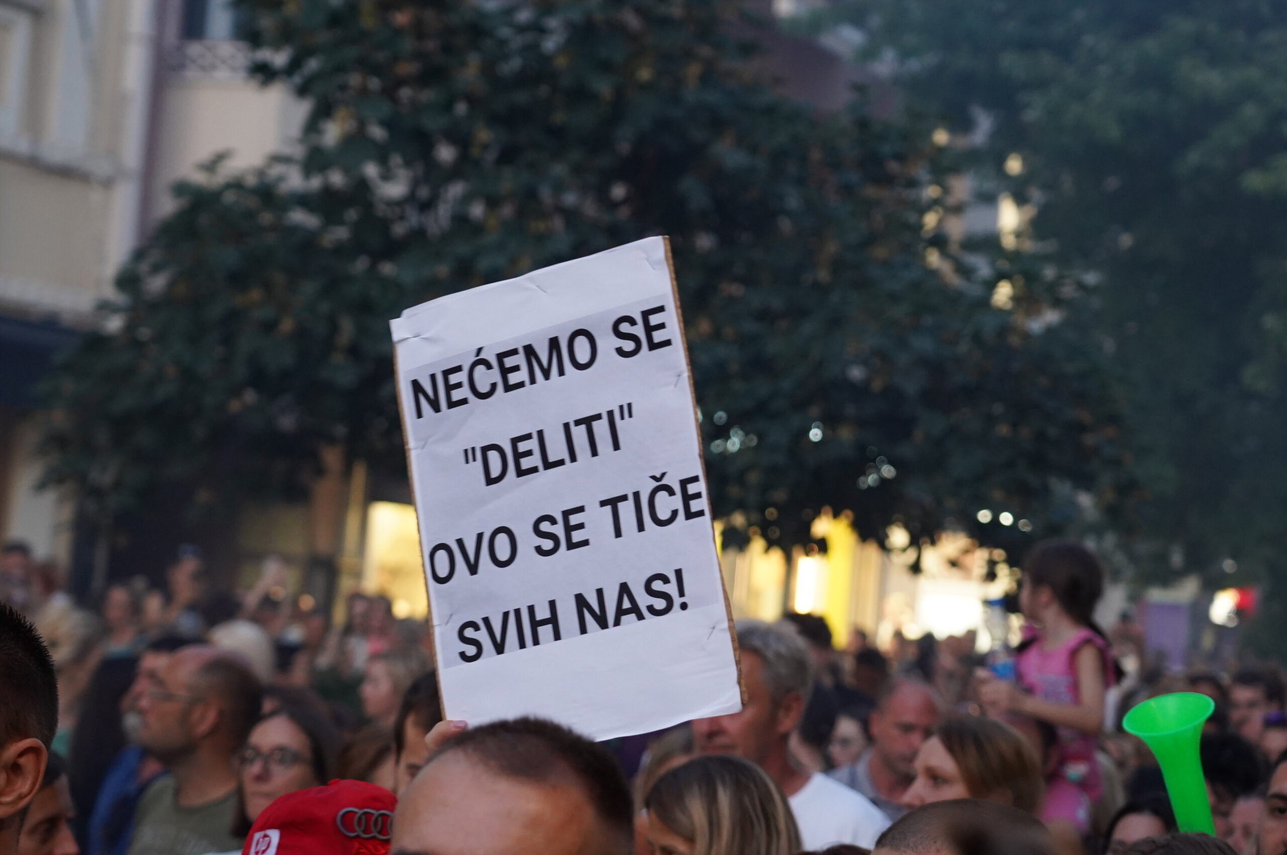 "Crni Švabo, što si opet doš'o kad znaš kako ti je deda proš'o": Kako je izgledao najmasovniji protest protiv "Rio Tinta" u Šapcu? (FOTO) 7