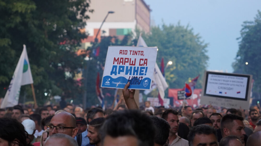 Masovni protesti u manjim mestima: Na protestu u Mladenovcu 1.400 ljudi 9