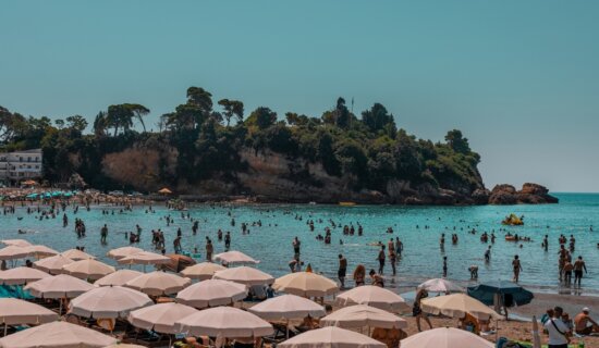 Prizor za plaže u Ulcinju oduševiće sve jugonostalgičare: Već 13 godina u isto vreme svi stanu mirno 12