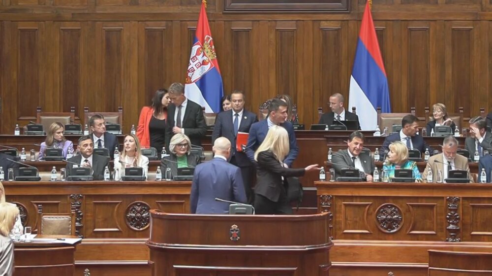 UŽIVO Vučević u Skupštini predstavlja Deklaraciju o budućnosti srpskog naroda, sledi rasprava i o zaduživanju (FOTO/VIDEO) 9