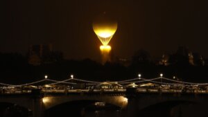 Olimpijski plamen upaljen na poseban način - lebdi nad Parizom u podnožju balona (VIDEO, FOTO) 4