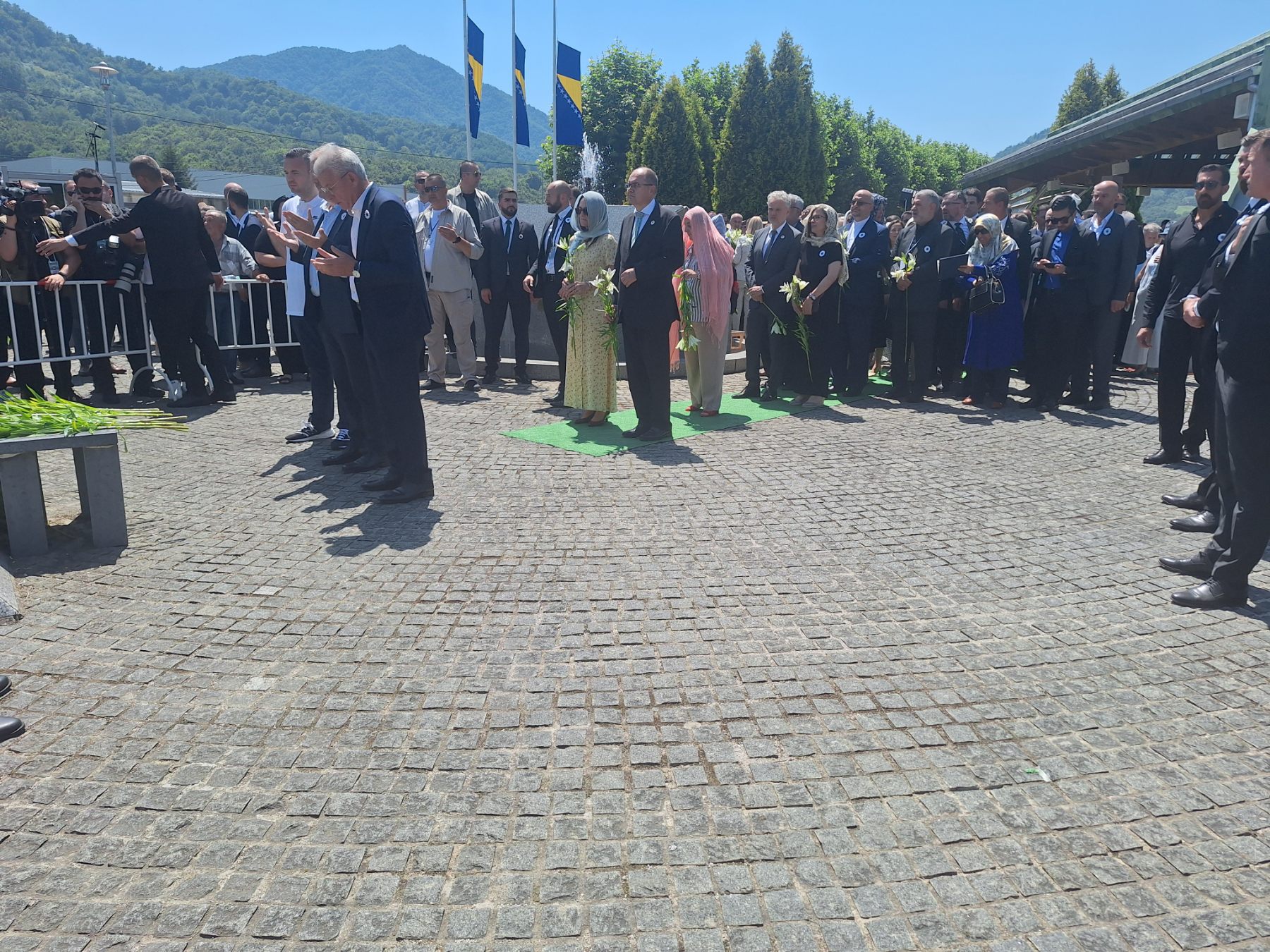 Obeležena 29. godišnjica genocida u Srebrenici: Nakon komemoracije sahranjeno 14 žrtava (FOTO, VIDEO) 2