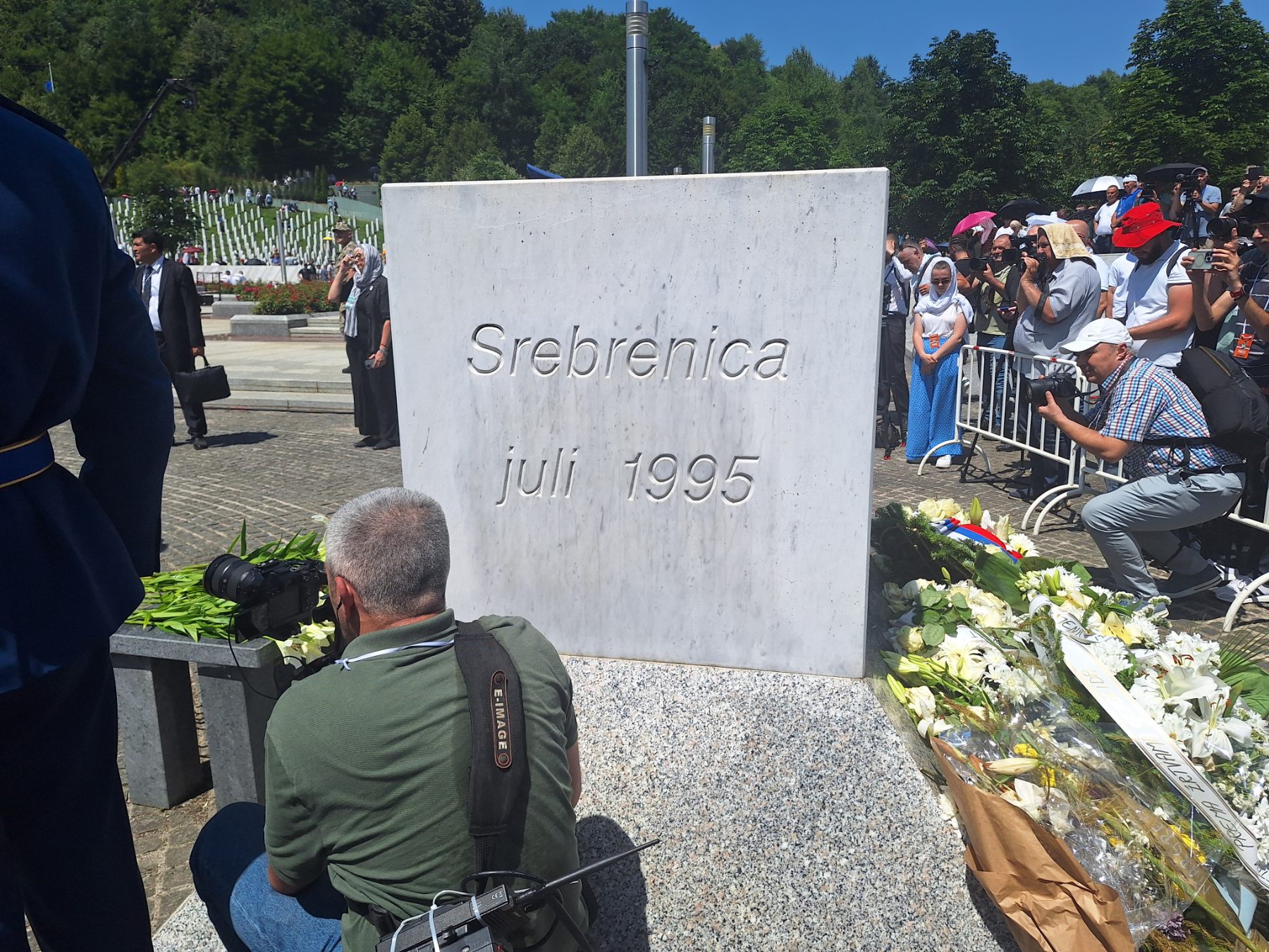 Obeležena 29. godišnjica genocida u Srebrenici: Nakon komemoracije sahranjeno 14 žrtava (FOTO, VIDEO) 3