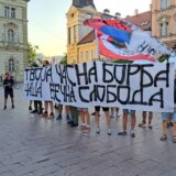 Tuča nekoliko desetina ljudi na Trgu slobode u Novom Sadu tokom "Skupa povodom oslobođenja Srebrenice" 7