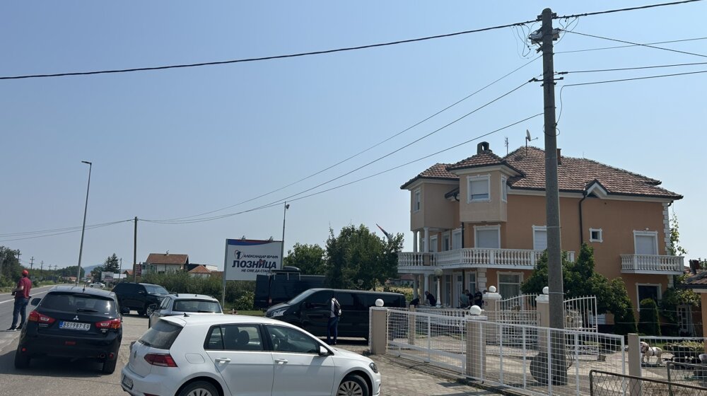 Opsadno stanje u Loznici pred Vučićev skup i obeležavanje Oluje: Označena parking mesta za autobuse, grad pun policije 1