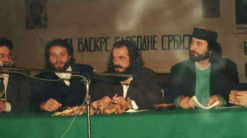 Srpska narodna obnova prva je nacionalna stranka nastala nakon pada komunizma u Srbiji: Jedan od osnivača je i otac premijera Miloša Vučevića 7