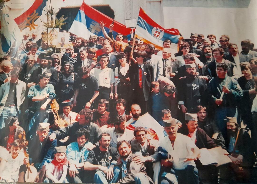 Srpska narodna obnova prva je nacionalna stranka nastala nakon pada komunizma u Srbiji: Jedan od osnivača je i otac premijera Miloša Vučevića 3