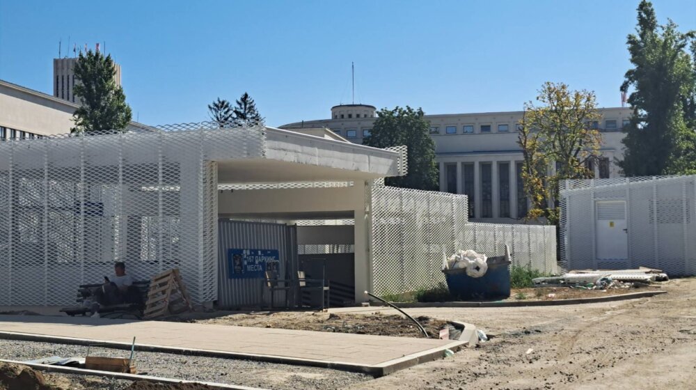 "Izgrađeni su nelegalno i tu ne bi smeli da budu": Društvo arhitekata Novog Sada traži rušenje nadzemnih objekata garaže kod Banovine 10