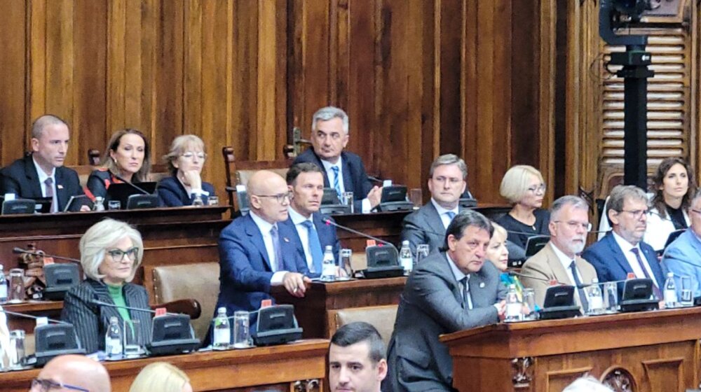 UŽIVO Nastavak sednice Skupštine Srbije - Brnabić oduzela reč Ćuti, Vučević optužio opoziciju da "vrši nasilje" 8