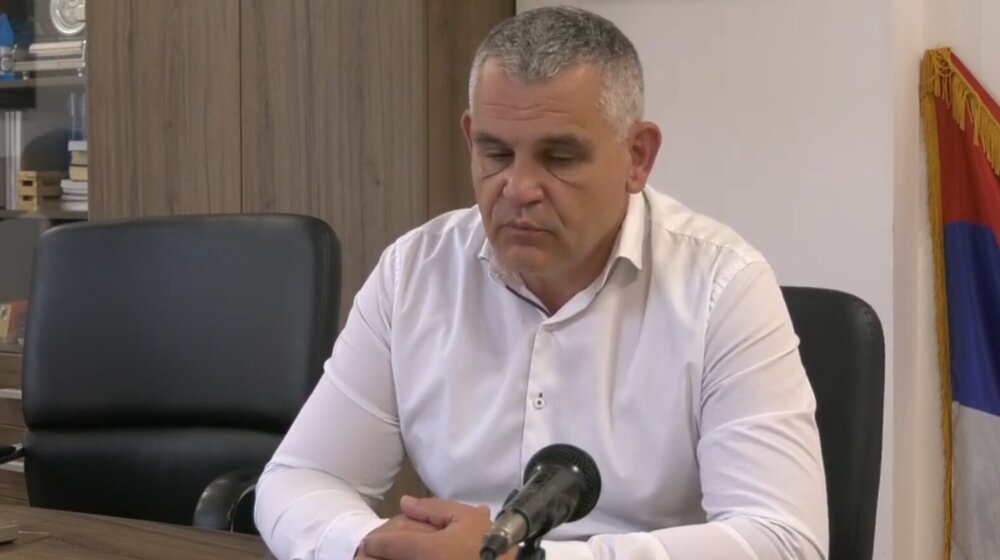 Ko je Vladimir Radojković, predsednik opštine Topola, koji je "iz moralnih razloga" podneo ostavku? 6