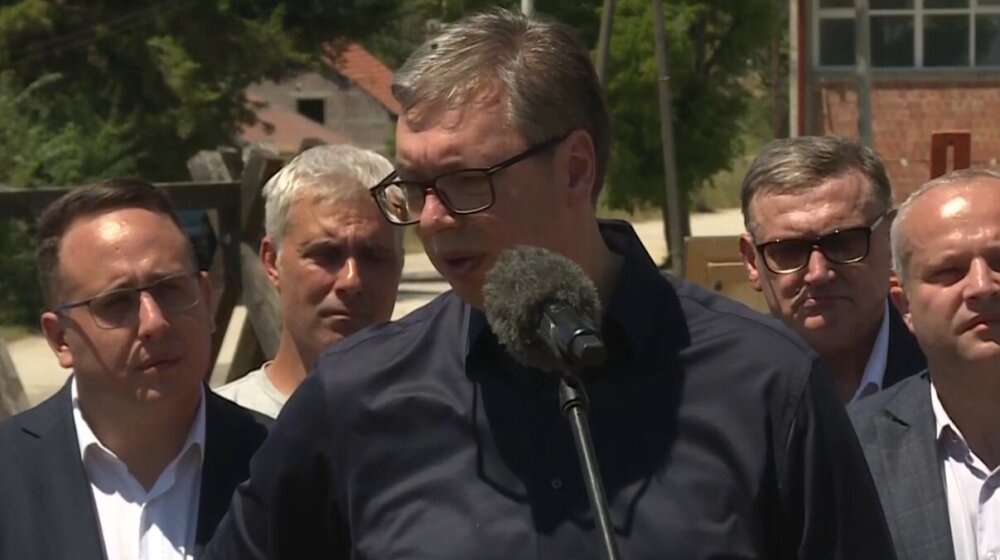 "Ko Boga vas molim uradite nešto, opština je zaboravila moje selo": Vučić razgovarao sa stanovnicima naselja Rudno 1