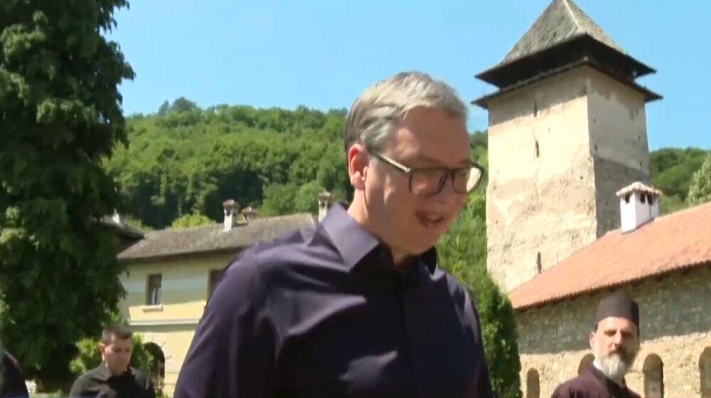 Vučić celivao mošti srednjovekovnih vladara u manastiru Studenica 1
