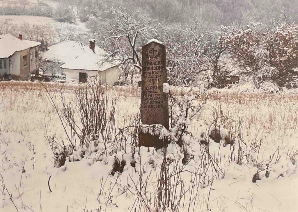 "Stani brate nije mrak i pročitaj ovaj znak": Šta nam kroz vekove "poručuju" spomenici bez grobova, krajputaši u Šumadiji (FOTO) 2