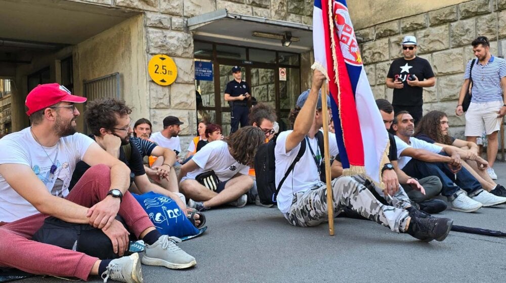 protest ispred policije