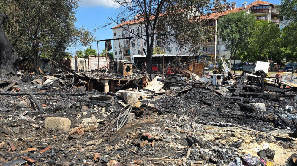 Beba od četiri nedelje spava u kolima: Posle požara na Bežaniji 22 dece bez krova nad glavom 10