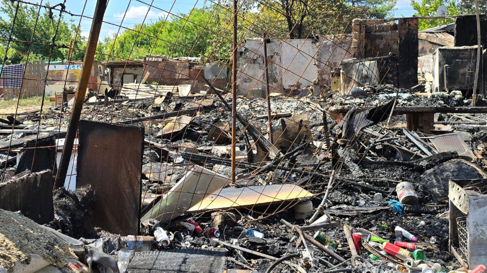 U požaru na Bežanijskoj kosi izgorelo više od osam baraka, nekoliko porodica ostalo bez krova nad glavom 1