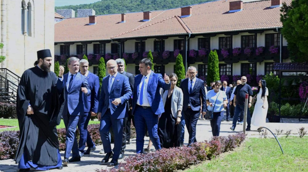 Prvo pojavljivanje premijera Vučevića nakon koronavirusa: Posetio Manasiju 1