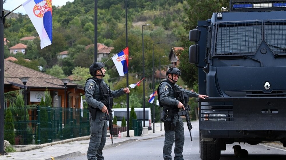 Kosovska policija upala u srpske institucije na Severu: Na vrata stavljeni katanci i plombe (VIDEO) 1