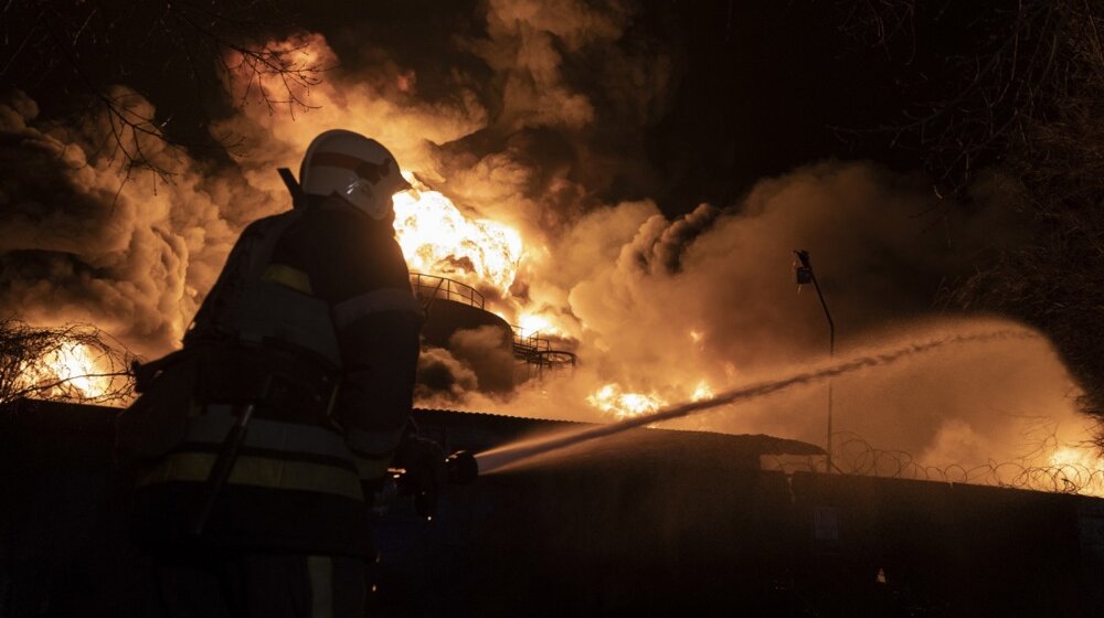 Rusija ne uspeva da ugasi požar u skladištu nafte koje je gađala Ukrajina? 10