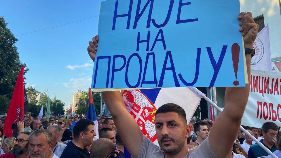 Momak drži plakat "Nije na prodaju" na protestu protiv Rio Tinta