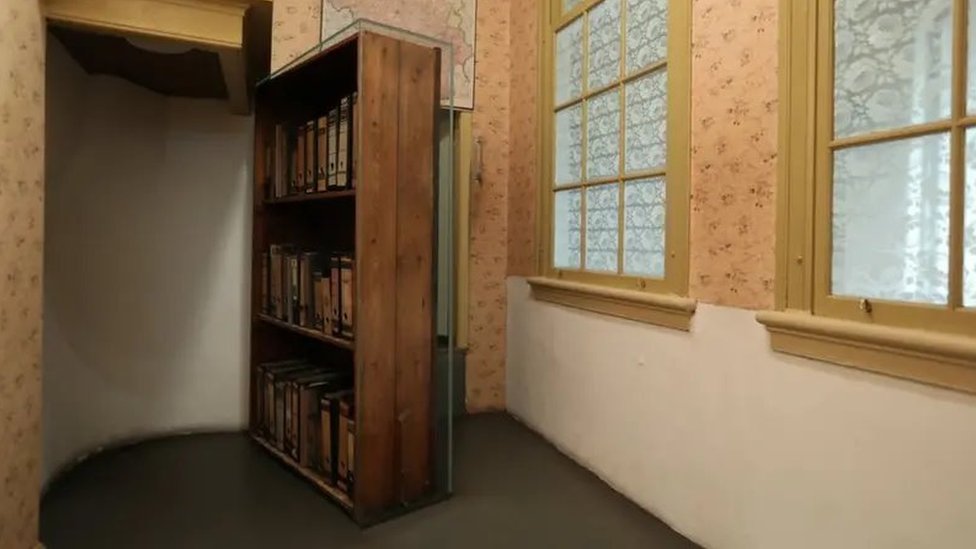 Polica za knjige u kući-muzeju u Amsterdamu, gde se krila porodica Frank