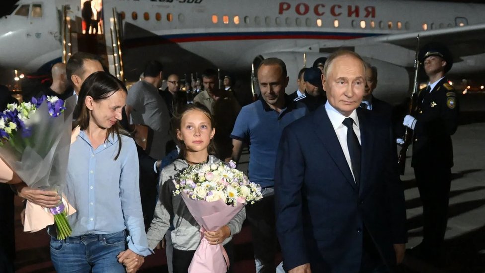 Putin dočekao razmenu zarobljenika sa cvećem