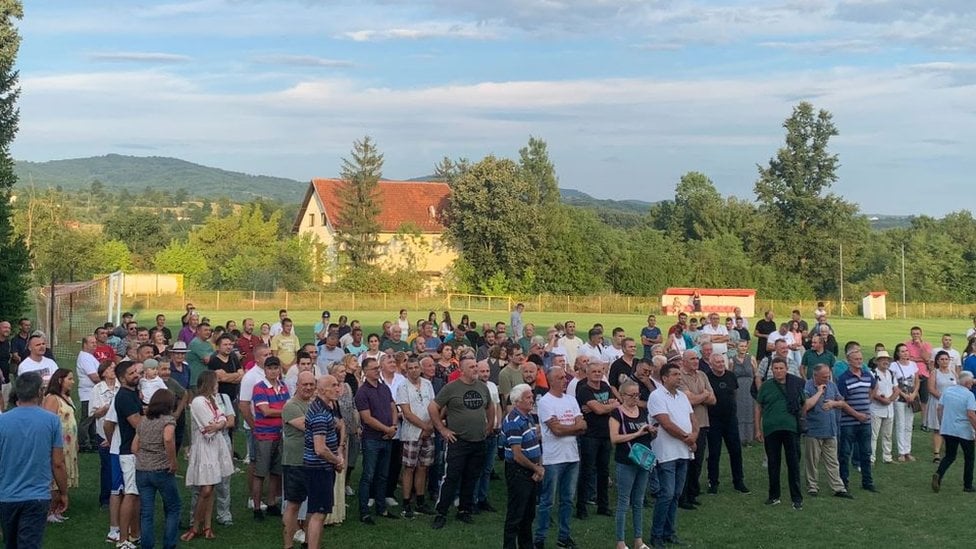 Građani okupljeni na fudbalskom terenu na protestu u selu Bresnica