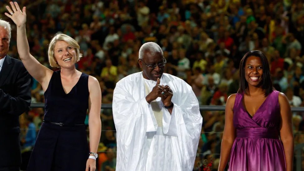 Unuke Luca Longa i Džesija ovensa dodeljuju medalje na Prvenstvu sveta u atletici u Berlinu 2009. godine