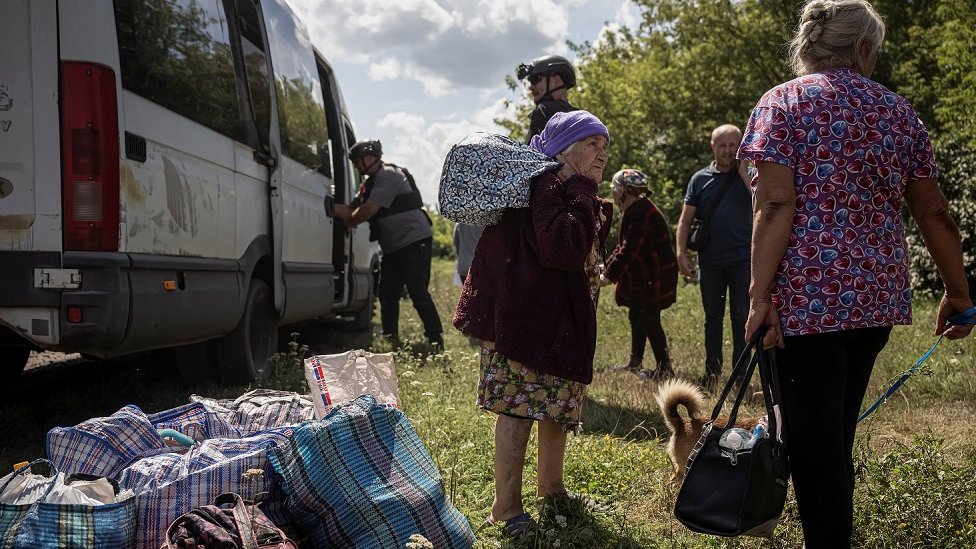 Baka sa prtljagom u rukama čeka da s eukrca u autobus