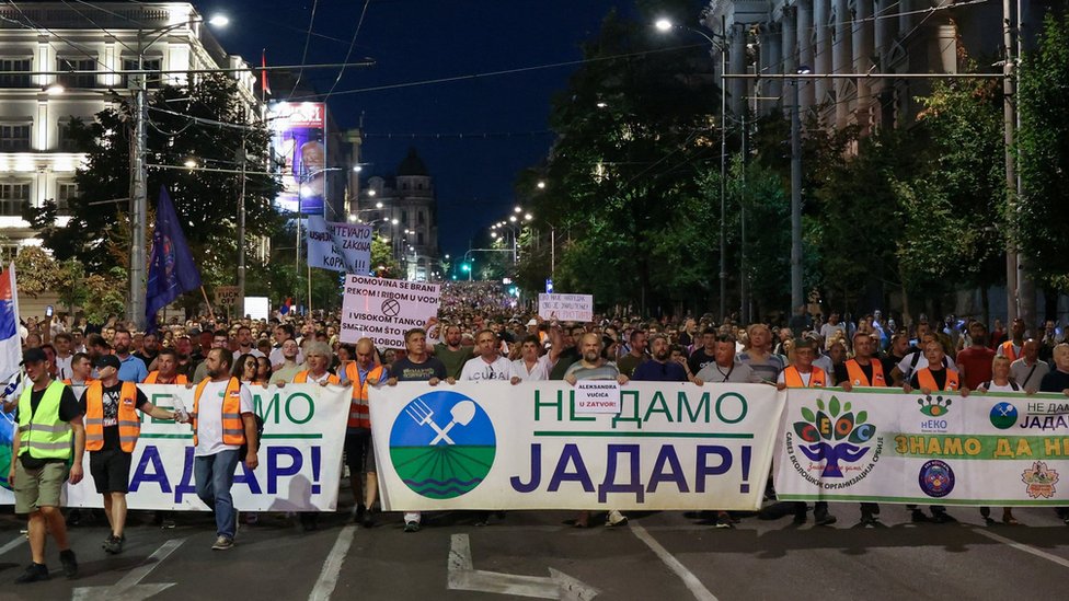 Demonstranti u protestnoj šetnji u Beogradu nose parole protiv Rio tinta