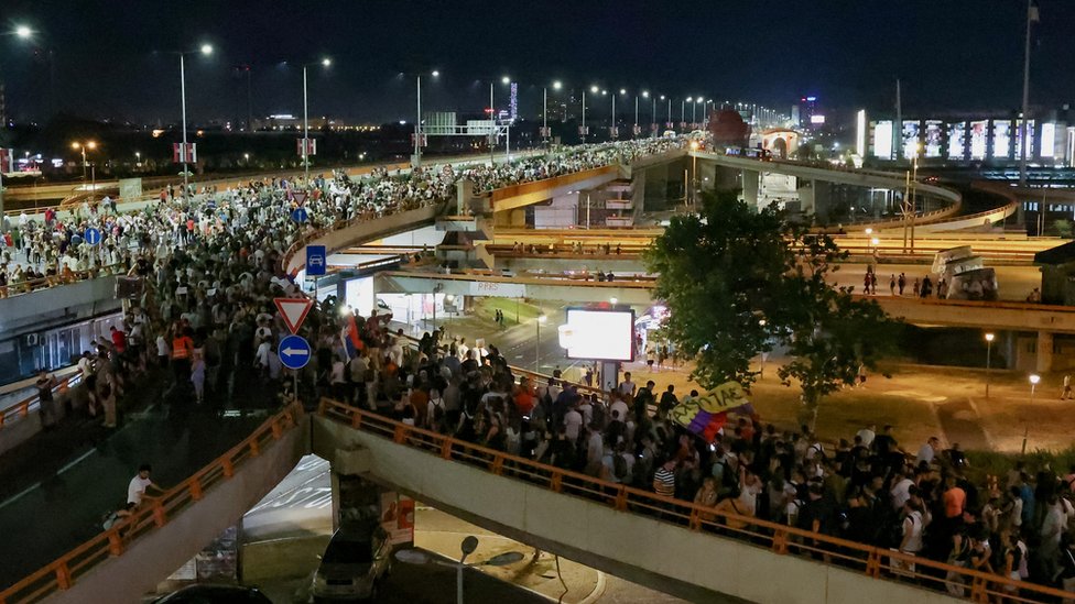 Kolone demonstranata na mostu Gazela preko kojeg ide autoput