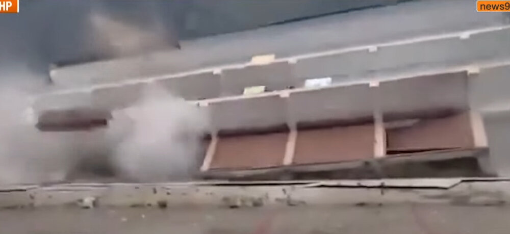 Cela zgrada se srušila u nabujalu reku (VIDEO) 1